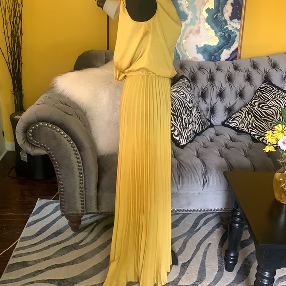 Gold sleeveless pleated leg jumpsuit - Picture 6 of 12